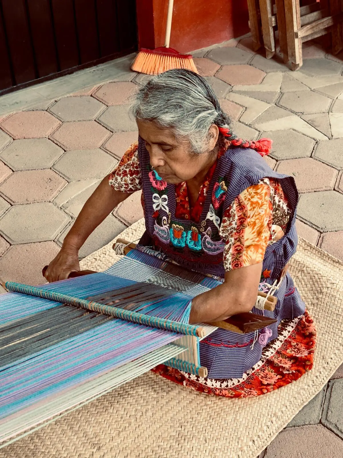 Tour privado en Oaxaca - Artesana tejiendo en telar de cintura