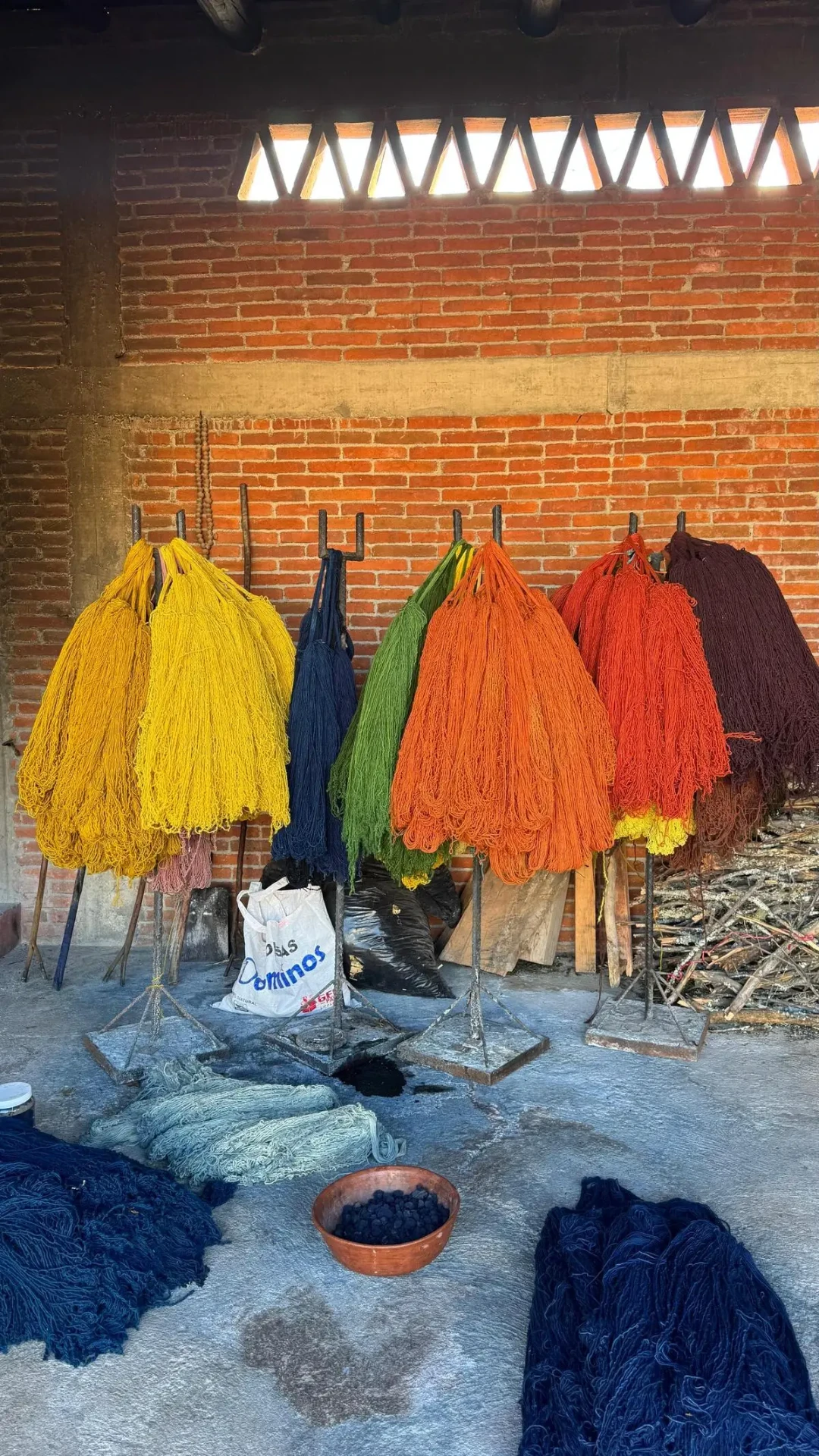 Tour privado en Oaxaca - Madejas de lana secándose tras el teñido natural