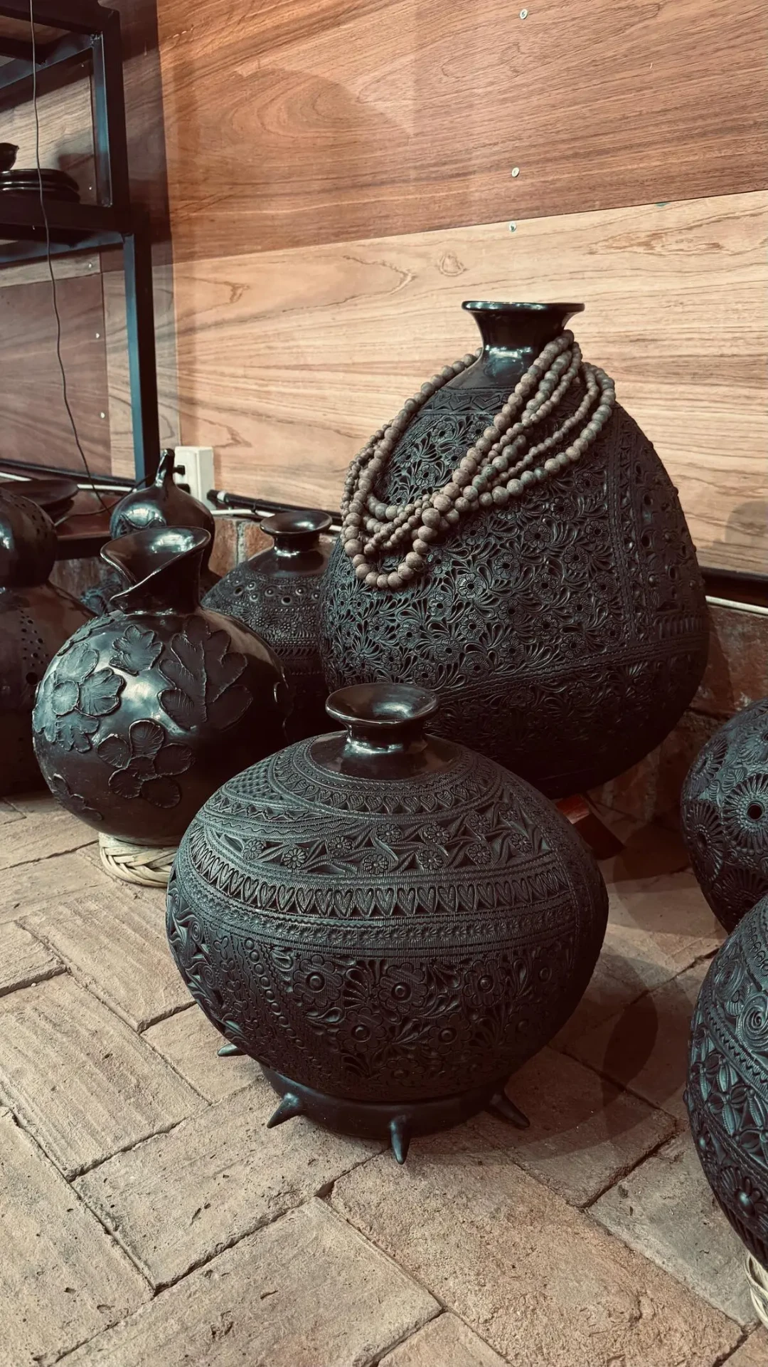 Tour privado en Oaxaca - Vasijas de barro negro labradas