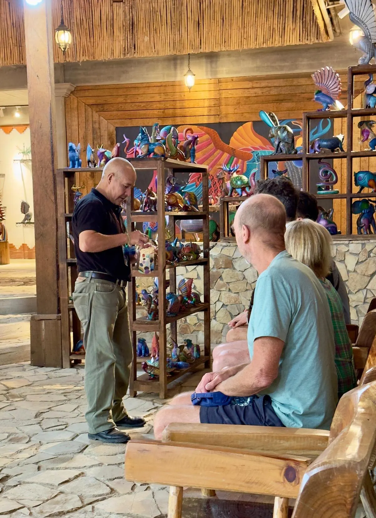 Tour privado en Oaxaca - Artesano explicando el proceso de los alebrijes