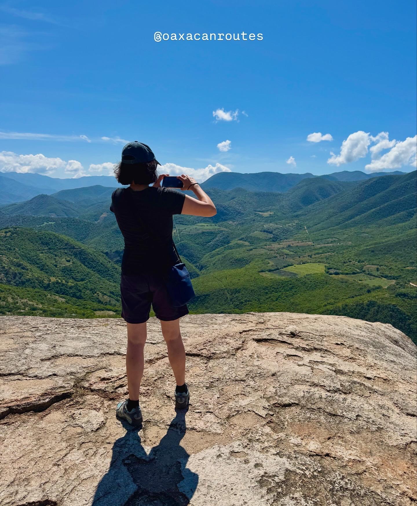 Tour privado en Oaxaca - Viajera fotografiando las montañas de Oaxaca