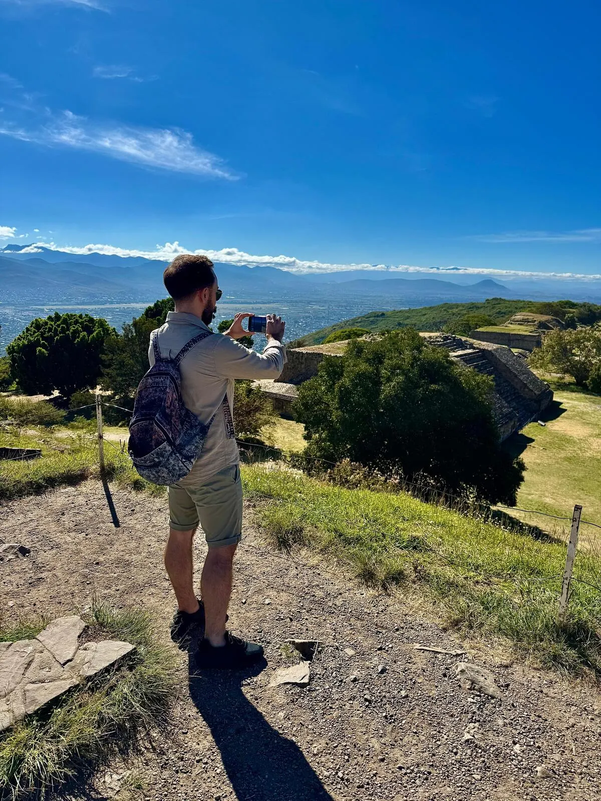 Tour privado en Oaxaca - Viajero fotografiando el valle desde Monte Albán
