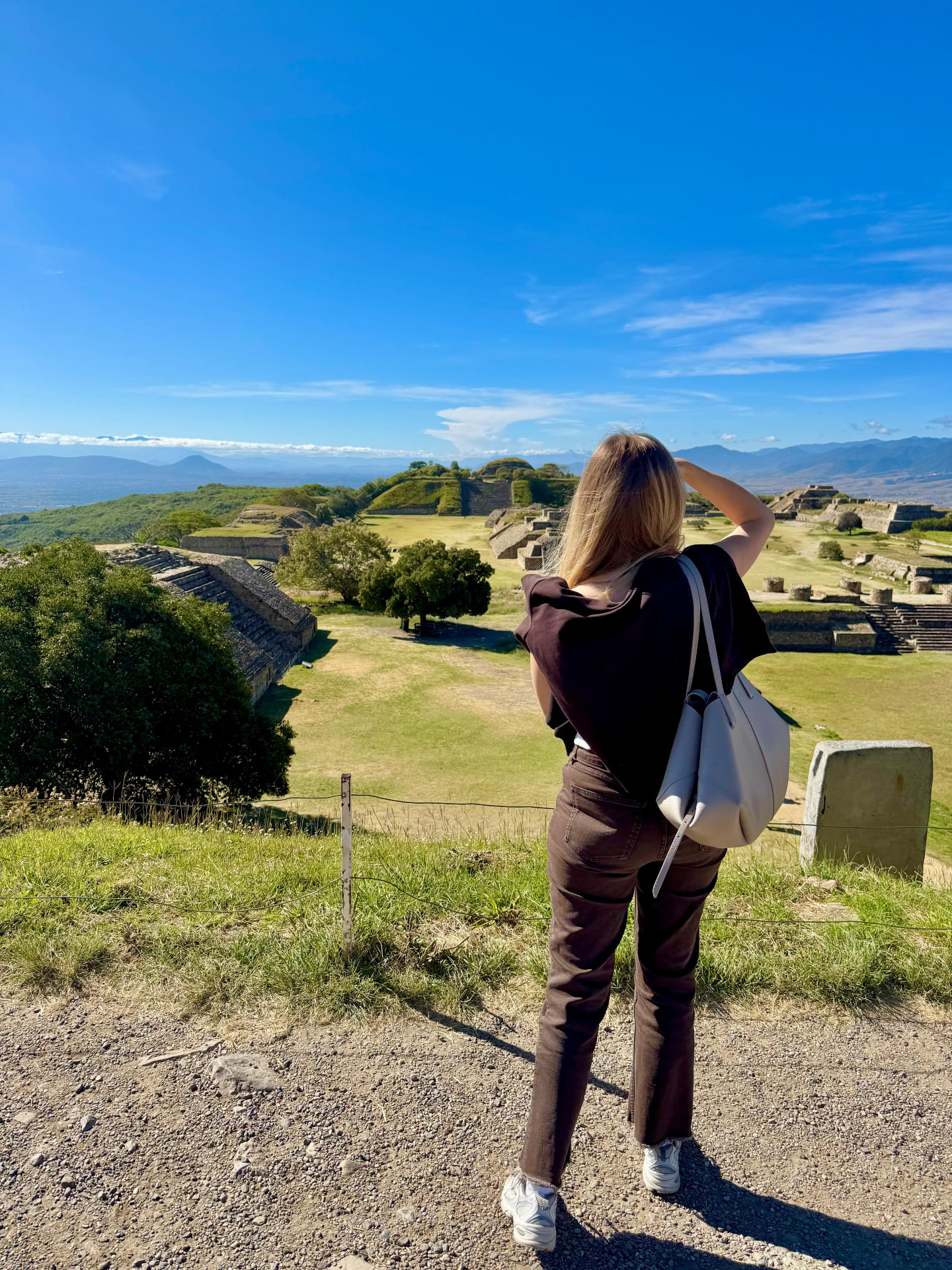 Tour privado en Oaxaca - Viajera disfrutando la vista de Monte Albán