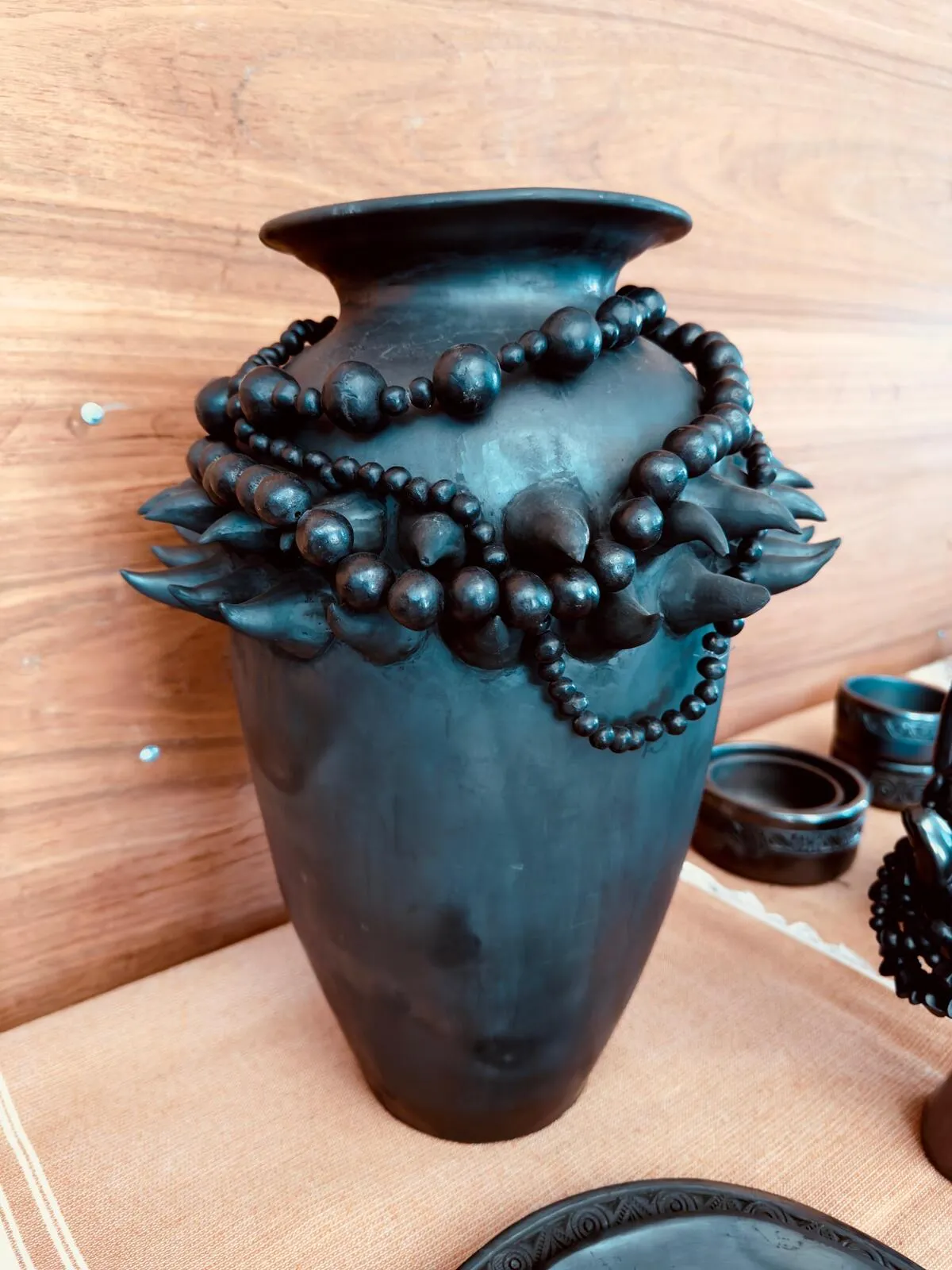 Tour privado en Oaxaca - Vasija de barro negro con collares