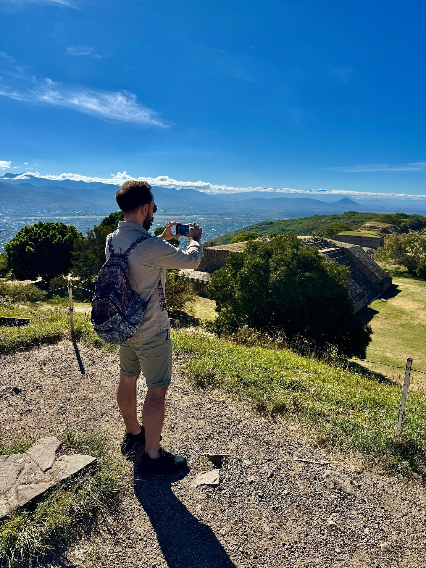 Tour privado en Oaxaca - Viajero fotografiando el valle desde Monte Albán