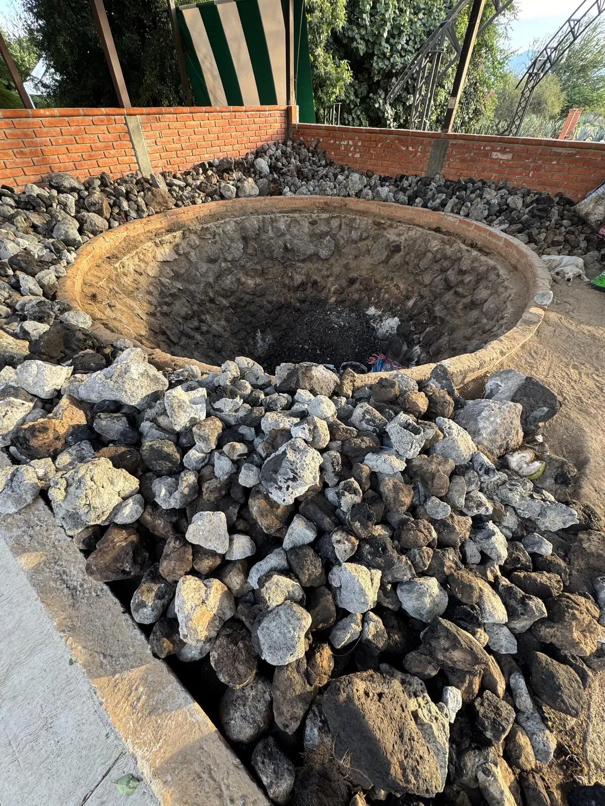 Tour privado en Oaxaca - Horno de tierra de un palenque de mezcal