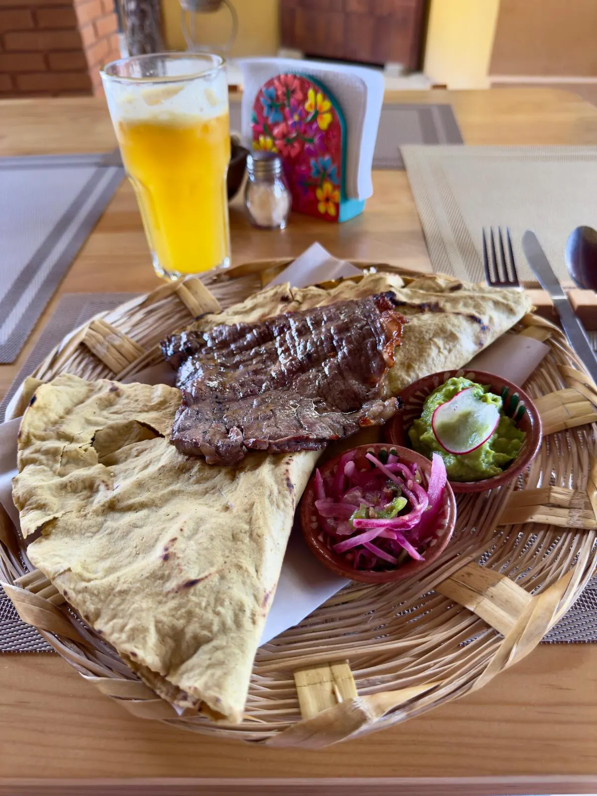 Tour privado en Oaxaca - Tlayuda oaxaqueña con tasajo